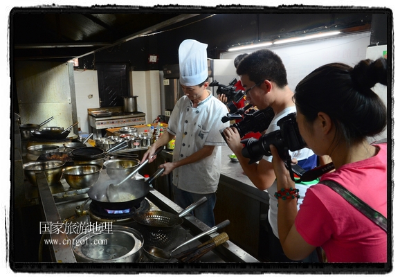 此次攝制組通過拍攝婺源代表名菜糊豆腐、粉蒸肉、荷包紅魚、賽鵝頸及地方小吃清明果、灰汁果、糯米子糕等來詮釋婺源美食經(jīng)典，展示婺源食文化，打造獨(dú)屬婺源的美食符號(hào)。