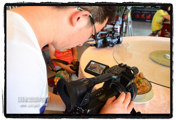 此次攝制組通過拍攝婺源代表名菜糊豆腐、粉蒸肉、荷包紅魚、賽鵝頸及地方小吃清明果、灰汁果、糯米子糕等來詮釋婺源美食經(jīng)典，展示婺源食文化，打造獨(dú)屬婺源的美食符號(hào)。