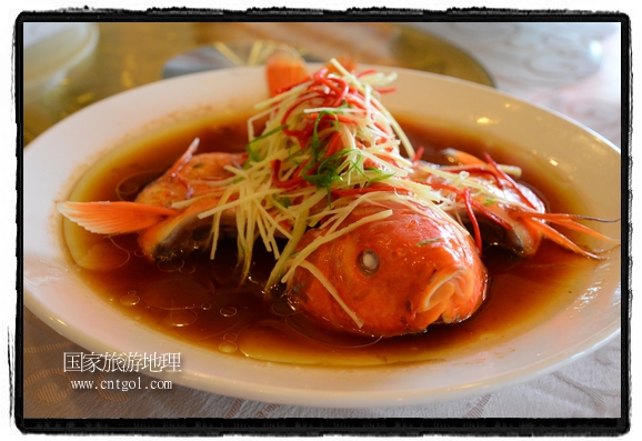 此次攝制組通過拍攝婺源代表名菜糊豆腐、粉蒸肉、荷包紅魚、賽鵝頸及地方小吃清明果、灰汁果、糯米子糕等來詮釋婺源美食經(jīng)典，展示婺源食文化，打造獨(dú)屬婺源的美食符號(hào)。