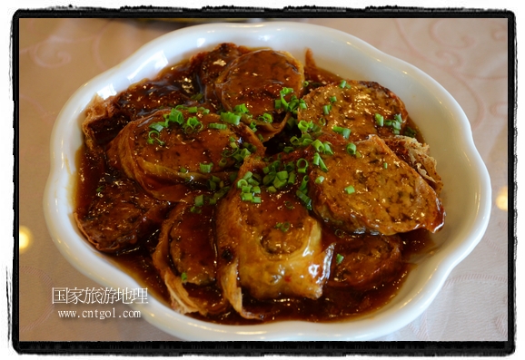 此次攝制組通過拍攝婺源代表名菜糊豆腐、粉蒸肉、荷包紅魚、賽鵝頸及地方小吃清明果、灰汁果、糯米子糕等來詮釋婺源美食經(jīng)典，展示婺源食文化，打造獨(dú)屬婺源的美食符號(hào)。