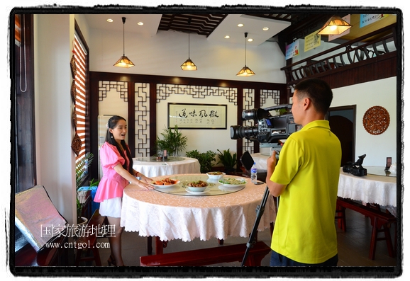 此次攝制組通過拍攝婺源代表名菜糊豆腐、粉蒸肉、荷包紅魚、賽鵝頸及地方小吃清明果、灰汁果、糯米子糕等來詮釋婺源美食經(jīng)典，展示婺源食文化，打造獨(dú)屬婺源的美食符號(hào)。