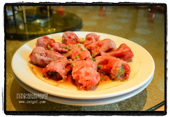 此次攝制組通過拍攝婺源代表名菜糊豆腐、粉蒸肉、荷包紅魚、賽鵝頸及地方小吃清明果、灰汁果、糯米子糕等來詮釋婺源美食經(jīng)典，展示婺源食文化，打造獨(dú)屬婺源的美食符號(hào)。