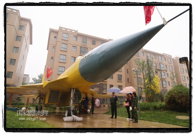 小區(qū)突然出現(xiàn)“飛機(jī)坦克”，其中殲15艦載戰(zhàn)斗機(jī)一架、99式主戰(zhàn)坦克一輛、武直-10武裝直升機(jī)一架，吸引了眾多市民雨中圍觀、合影。