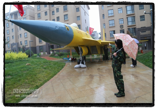 小區(qū)突然出現(xiàn)“飛機(jī)坦克”，其中殲15艦載戰(zhàn)斗機(jī)一架、99式主戰(zhàn)坦克一輛、武直-10武裝直升機(jī)一架，吸引了眾多市民雨中圍觀、合影。