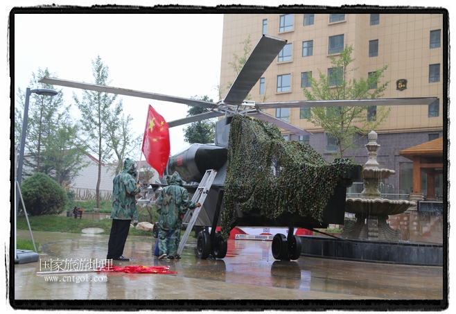 小區(qū)突然出現(xiàn)“飛機(jī)坦克”，其中殲15艦載戰(zhàn)斗機(jī)一架、99式主戰(zhàn)坦克一輛、武直-10武裝直升機(jī)一架，吸引了眾多市民雨中圍觀、合影。