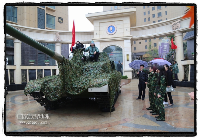 小區(qū)突然出現(xiàn)“飛機(jī)坦克”，其中殲15艦載戰(zhàn)斗機(jī)一架、99式主戰(zhàn)坦克一輛、武直-10武裝直升機(jī)一架，吸引了眾多市民雨中圍觀、合影。