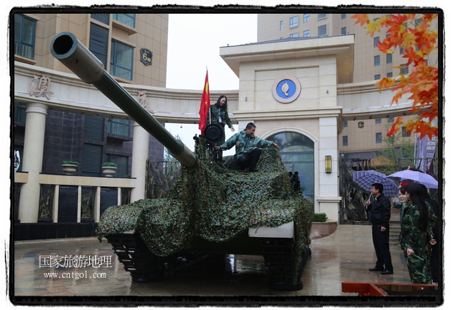 小區(qū)突然出現(xiàn)“飛機(jī)坦克”，其中殲15艦載戰(zhàn)斗機(jī)一架、99式主戰(zhàn)坦克一輛、武直-10武裝直升機(jī)一架，吸引了眾多市民雨中圍觀、合影。