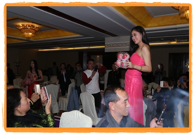 甘肅平?jīng)觯好铨g妹子表演T臺(tái)秀 不秀身材秀“金果”(圖)