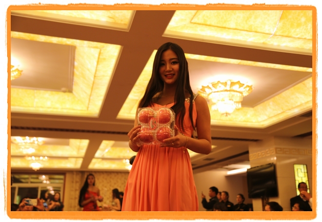 甘肅平?jīng)觯好铨g妹子表演T臺(tái)秀 不秀身材秀“金果”(圖)