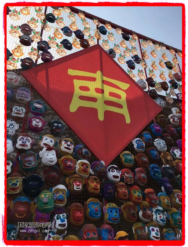 中國規(guī)模最大的猴面具彩繪在南潯古鎮(zhèn)展示。猴子真是今年最紅的動(dòng)物。 