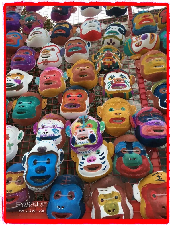 中國規(guī)模最大的猴面具彩繪在南潯古鎮(zhèn)展示。猴子真是今年最紅的動(dòng)物。 