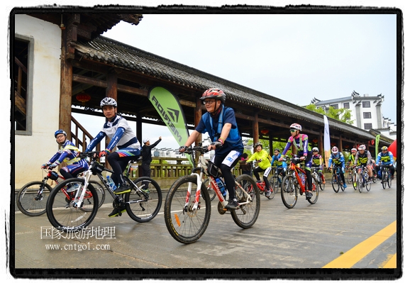 來自江西、安徽、浙江、福建等省市近千名選手參加了比賽，婺源賽道沿途的秀美風(fēng)光和徽派古村落，給參賽選手留下美好的印象。